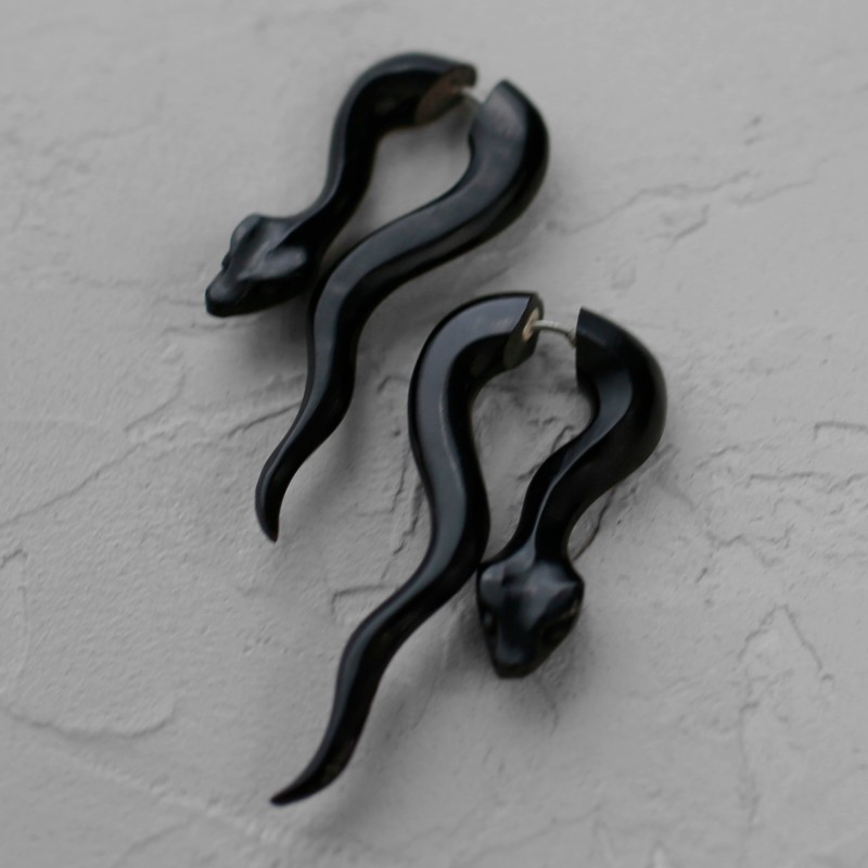 Серьга-обманка в форме змеи из рога