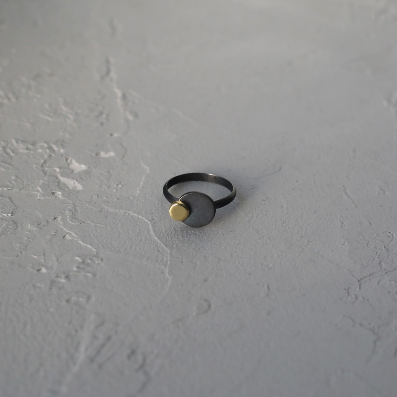Серебряное чернёное кольцо с латунной вставкой Orb