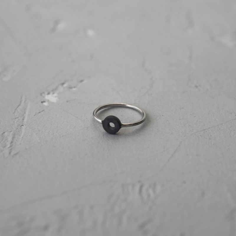 Серебряное кольцо с чернёной вставкой Omega