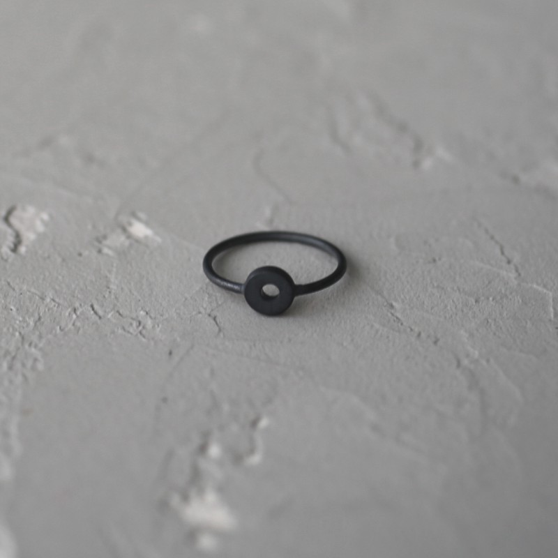 Серебряное чернёное кольцо Omega