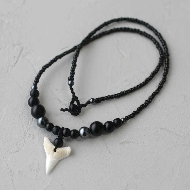 Ожерелье с зубом акулы и бусинами из оникса