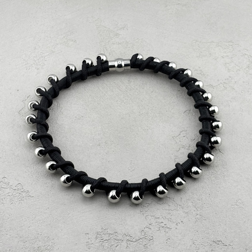 Крученый чокер на магните с металлическими бусинами