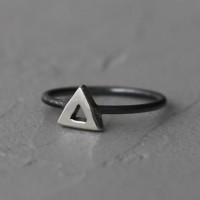 Серебряное кольцо с чернёным основанием Delta