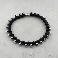 Крученый чокер на магните с металлическими бусинами