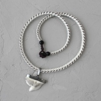Ожерелье из позвонка кобры с зубом акулы
