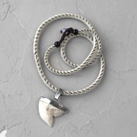 Ожерелье из позвонка кобры с зубом акулы
