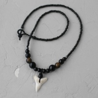 Ожерелье с зубом акулы и бусинами из оникса