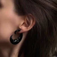 Серьга-обманка из рога в форме полумесяца