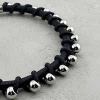 Крученый чокер на магните с металлическими бусинами